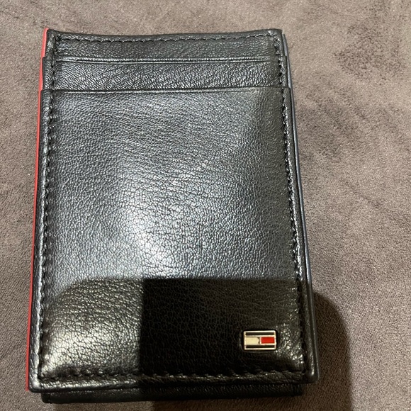 Tommy hilfiger Purse for males. Never used. Got as a gift. - Picture 5 of 5